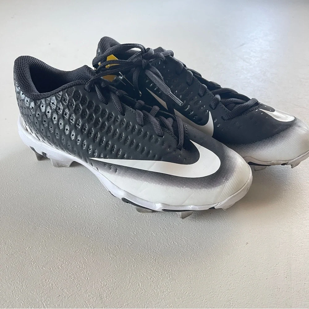 Nike Vapor Fastflex Gray and White Cleats in size 6Y